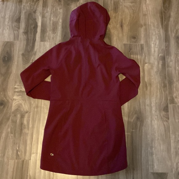 Women’s Lululemon RepelShell Rain Jacket - Picture 7 of 9